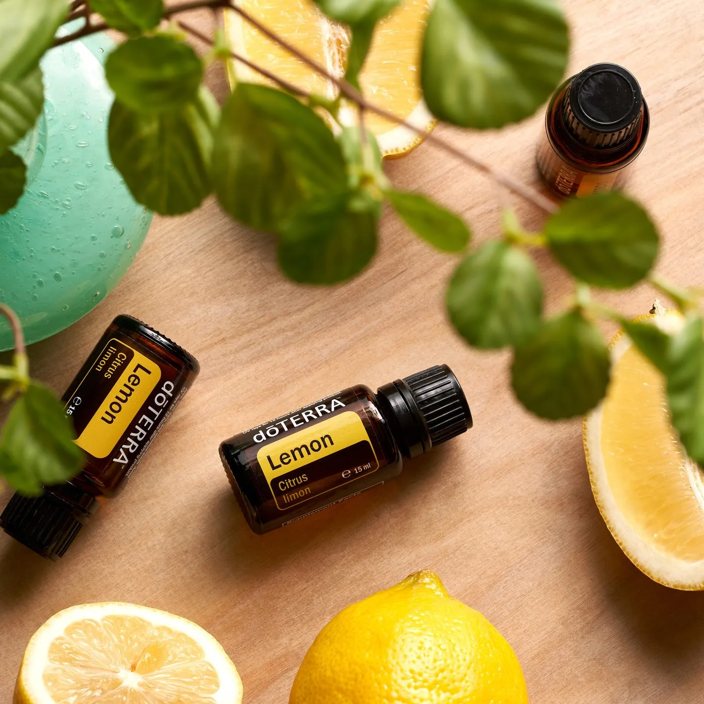 Óleo dōTERRA Lemon 15ml entre fatias de limão